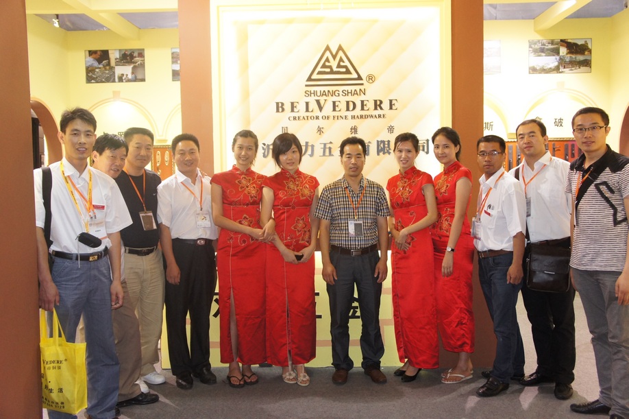 Group photo of Shuangshan Hardware Bellevue Construction Expo participants and regional managers